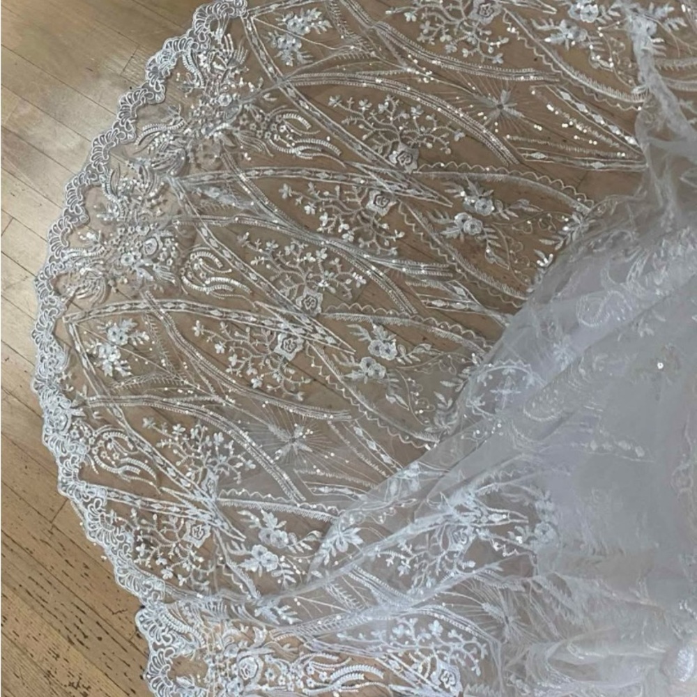 Beaded wedding dress with train - Picture 4 of 10
